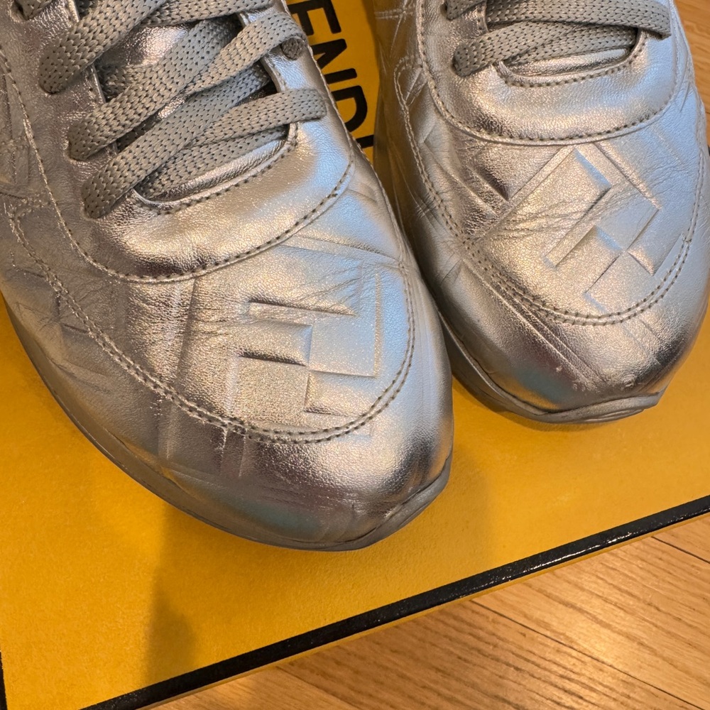 FENDI Metallic Nappa
MacroFFEmbossedHigh‎ Top Sneakers
38 Silver - Picture 12 of 12